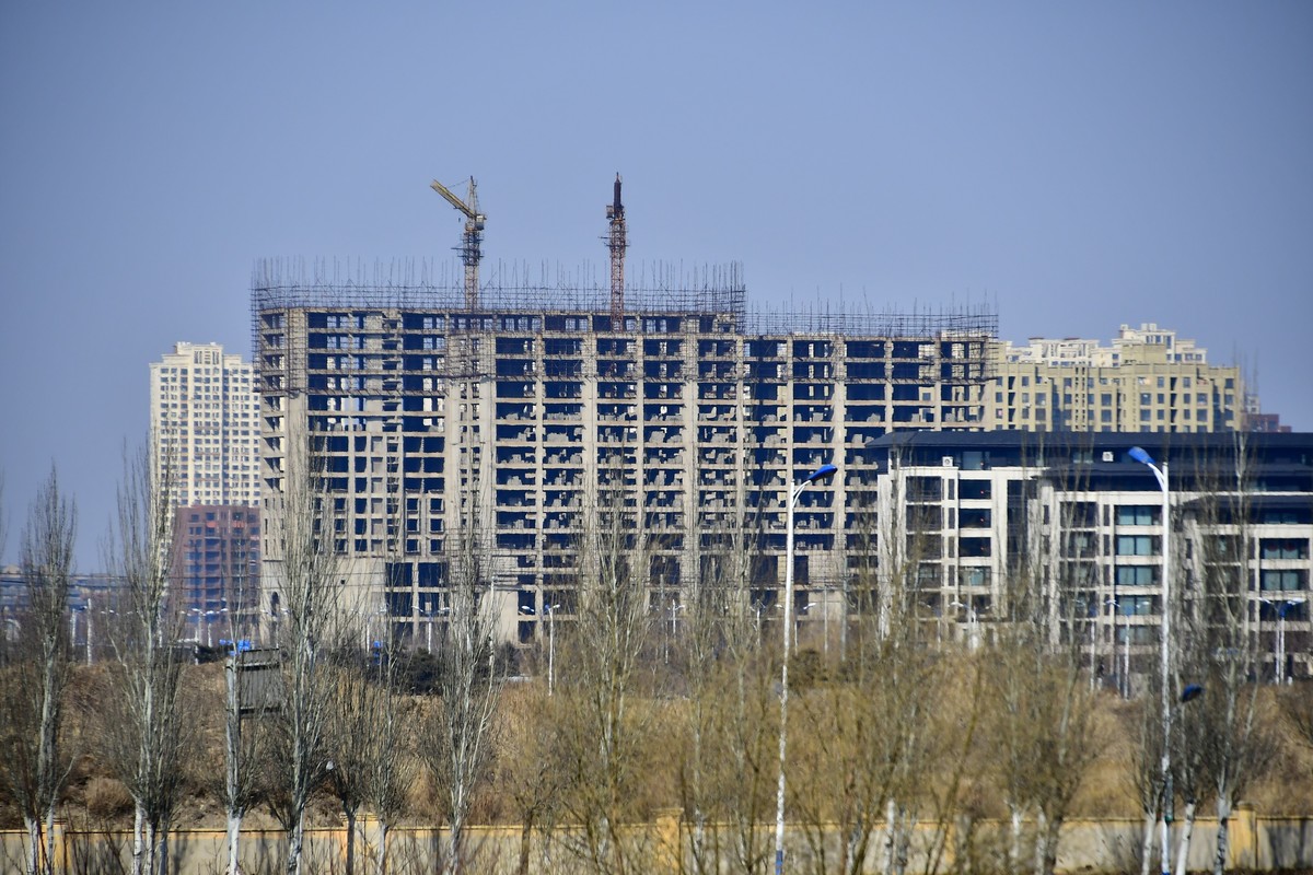 明湖岸畔春风拂面