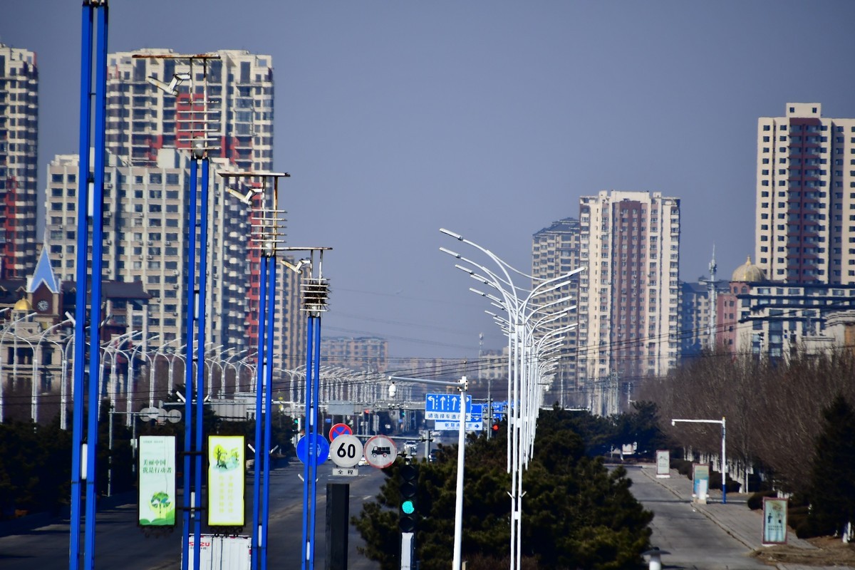 明湖岸畔春风拂面