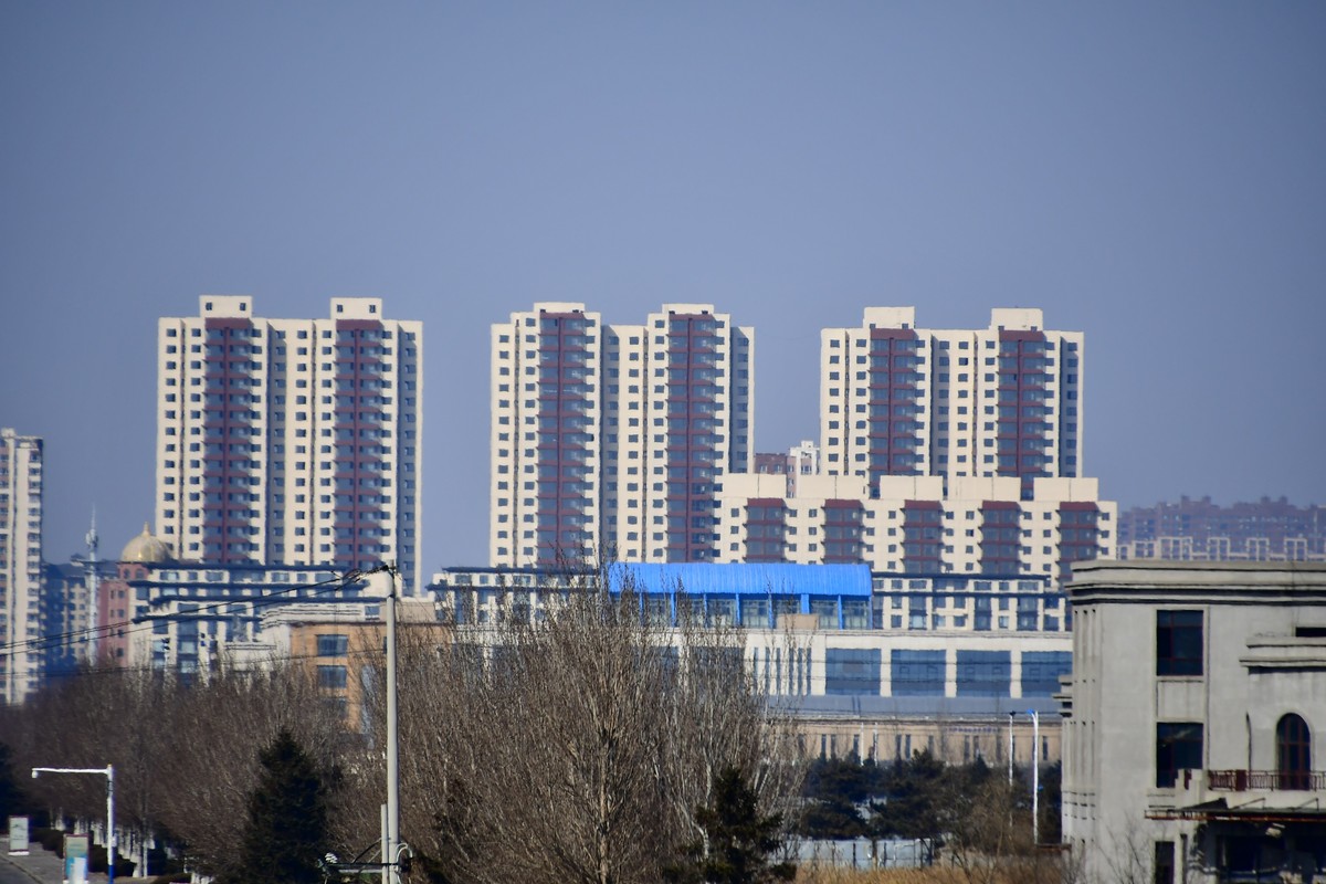 明湖岸畔春风拂面