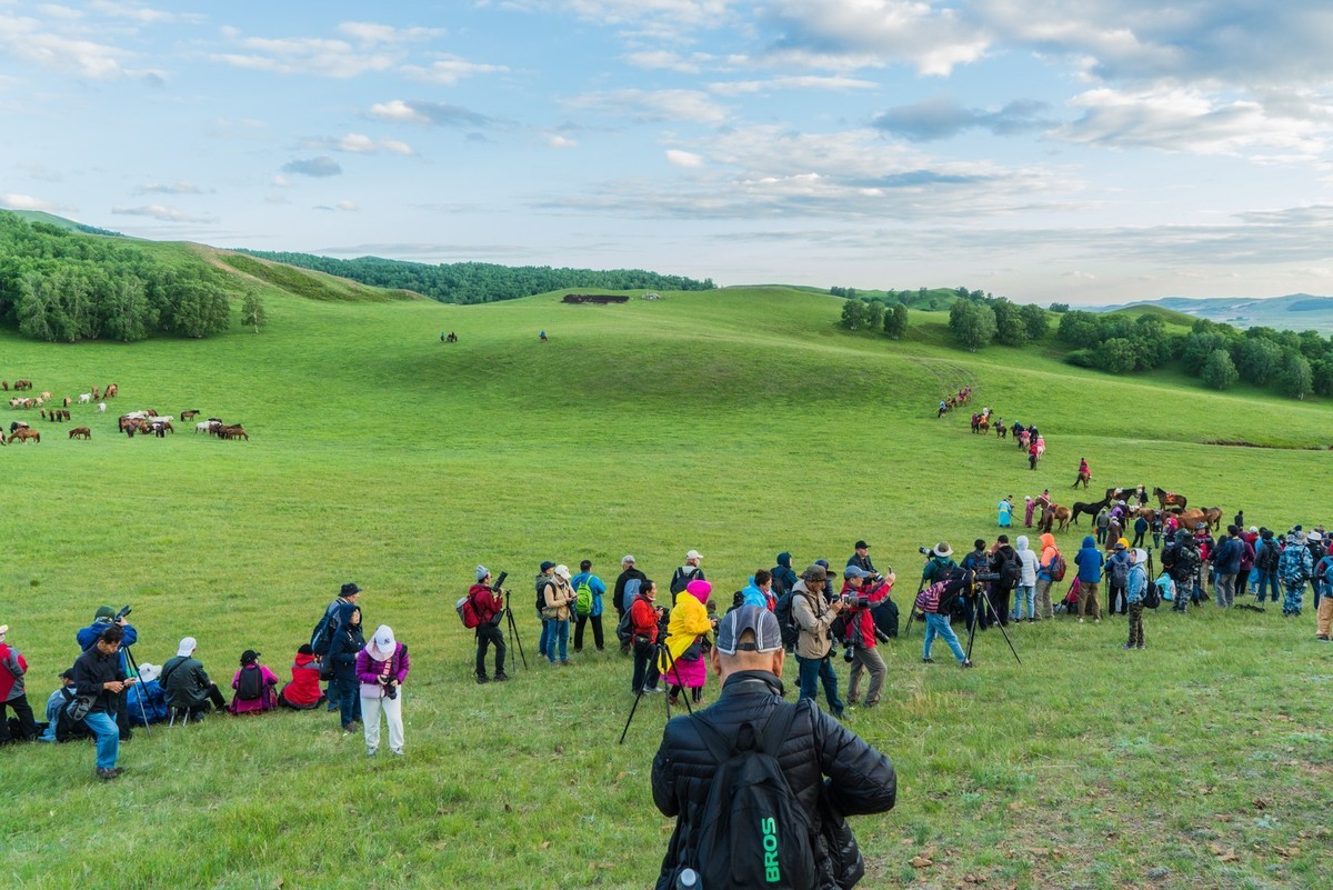 21.6 夏日的草原（二十三）------拍摄马群的人们
