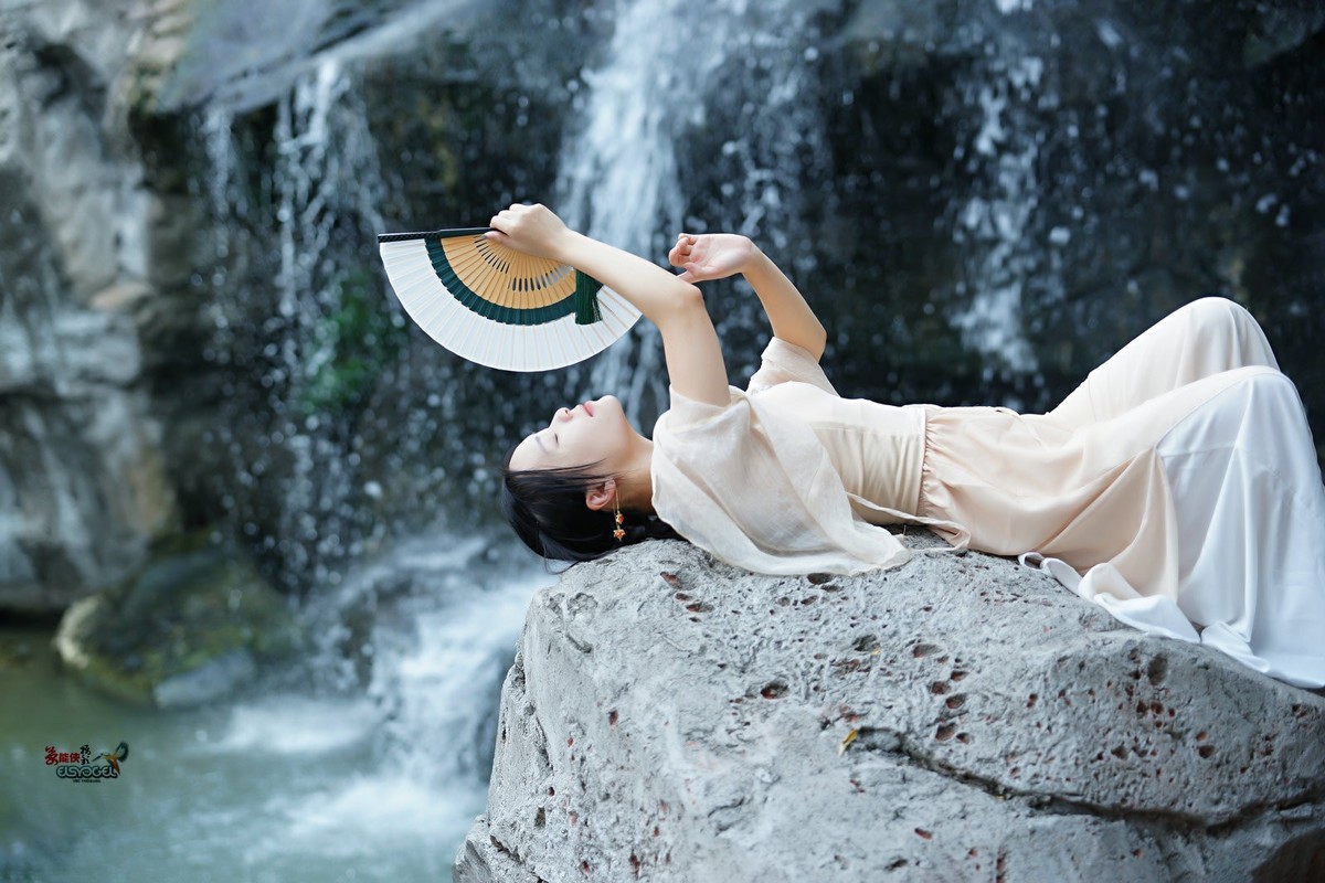 【瀑布下睡美人】---佳佳