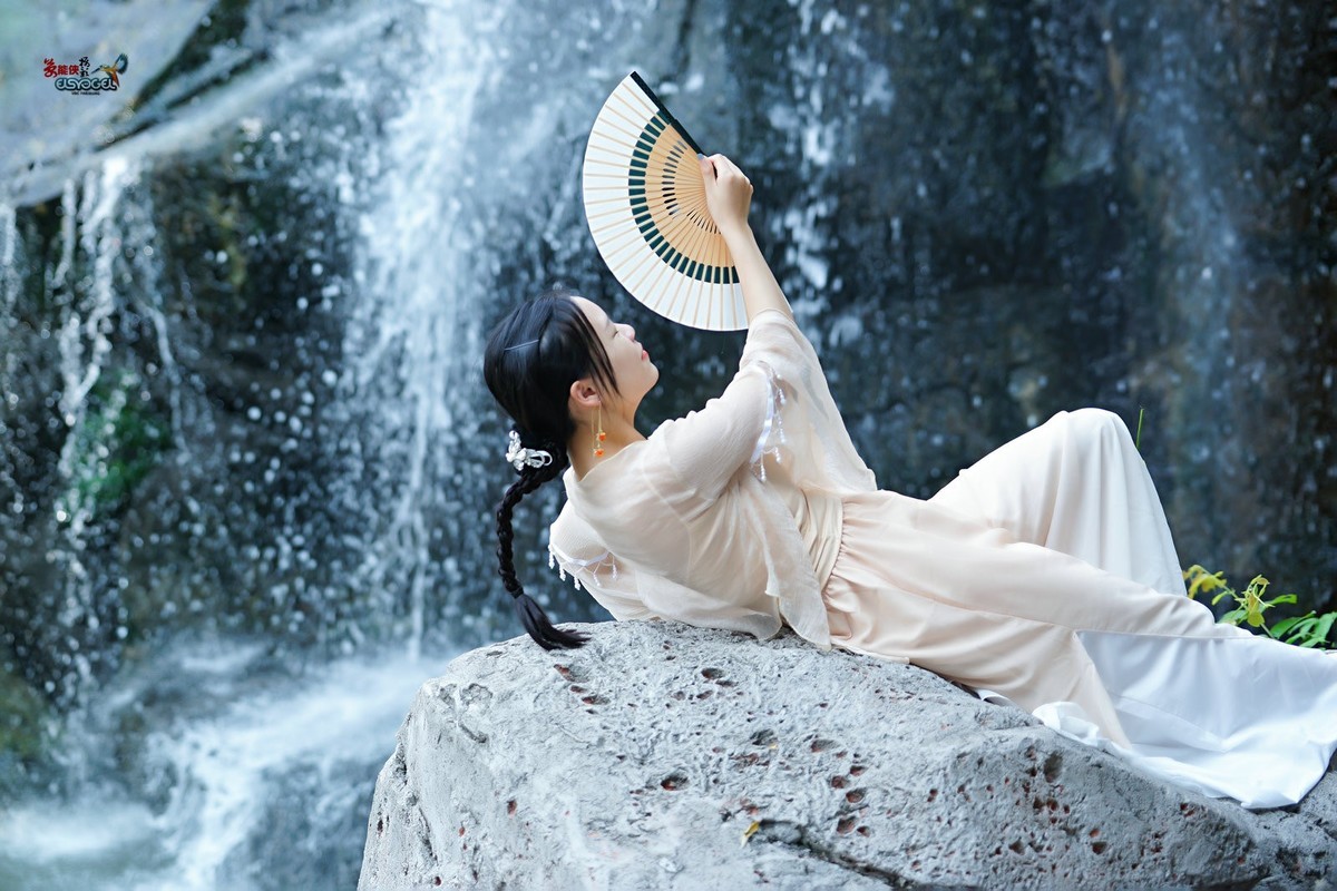 【瀑布下睡美人】---佳佳
