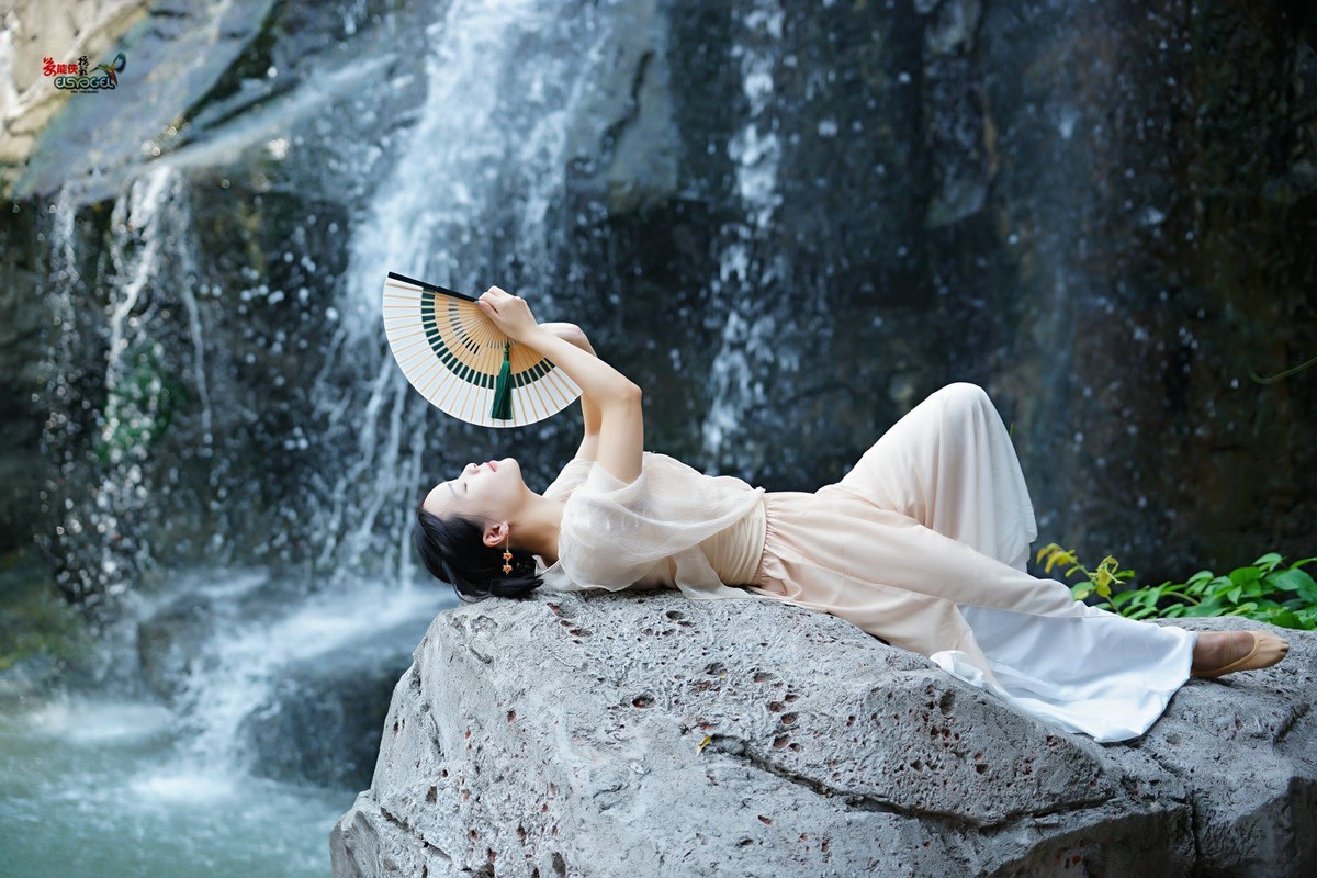 【瀑布下睡美人】---佳佳