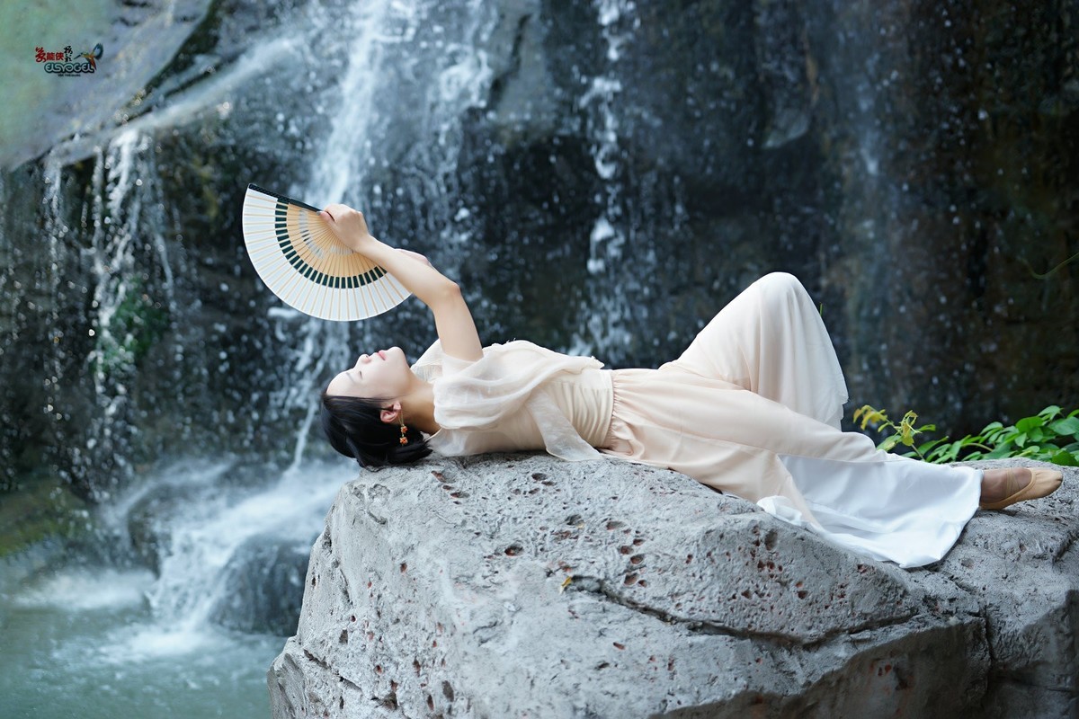 【瀑布下睡美人】---佳佳