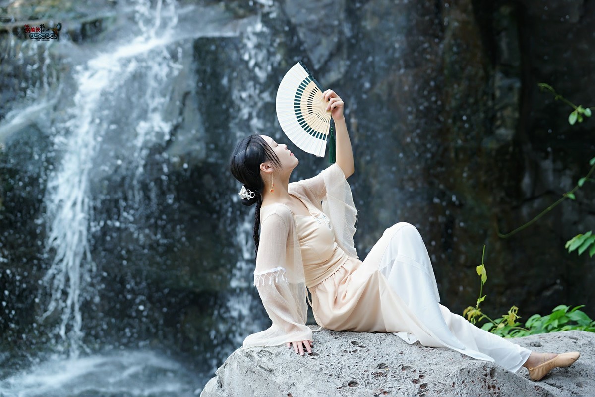 【瀑布下睡美人】---佳佳