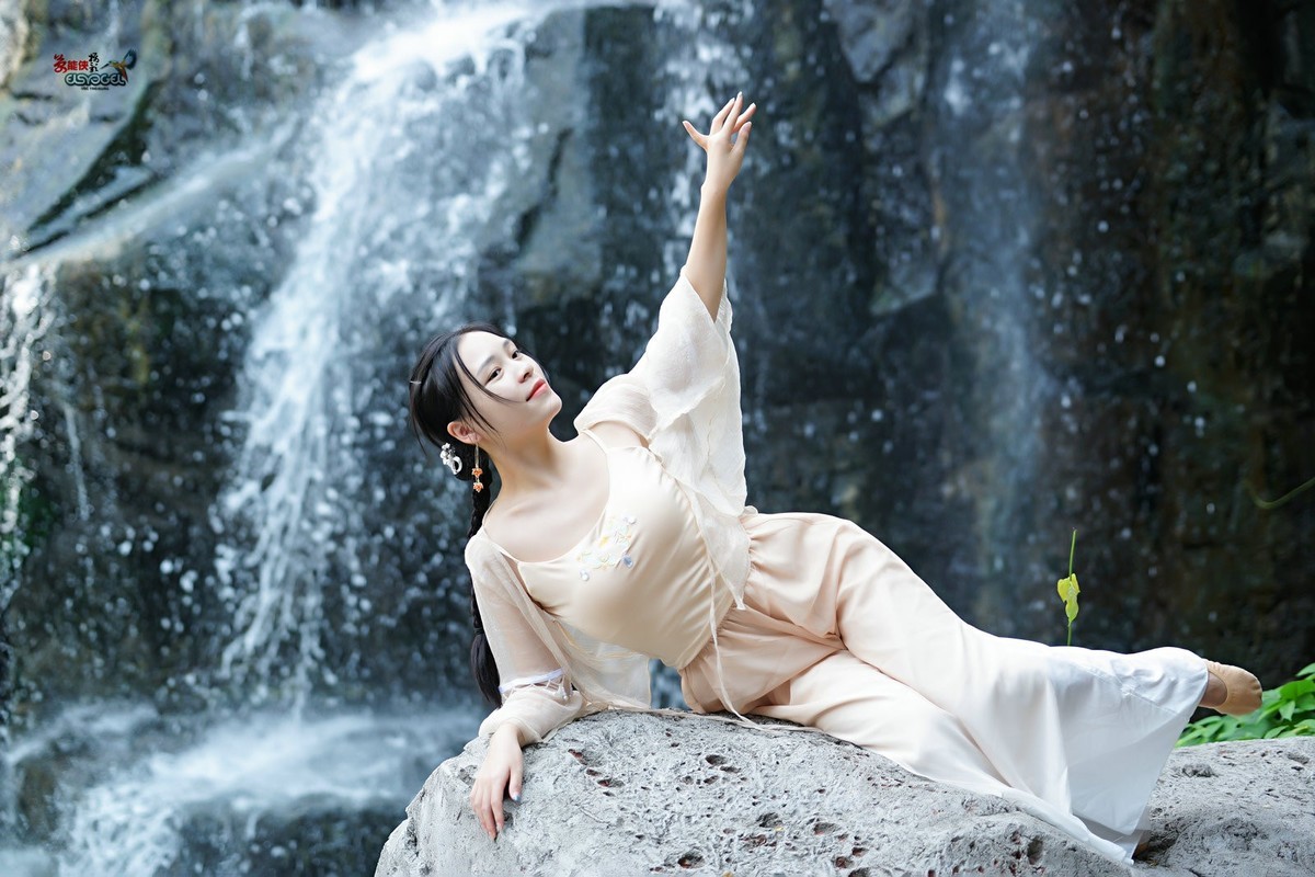 【瀑布下睡美人】---佳佳