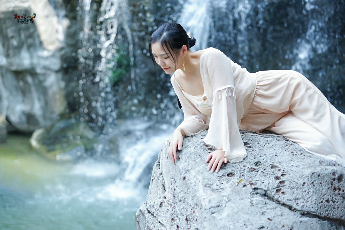 【瀑布下睡美人】---佳佳