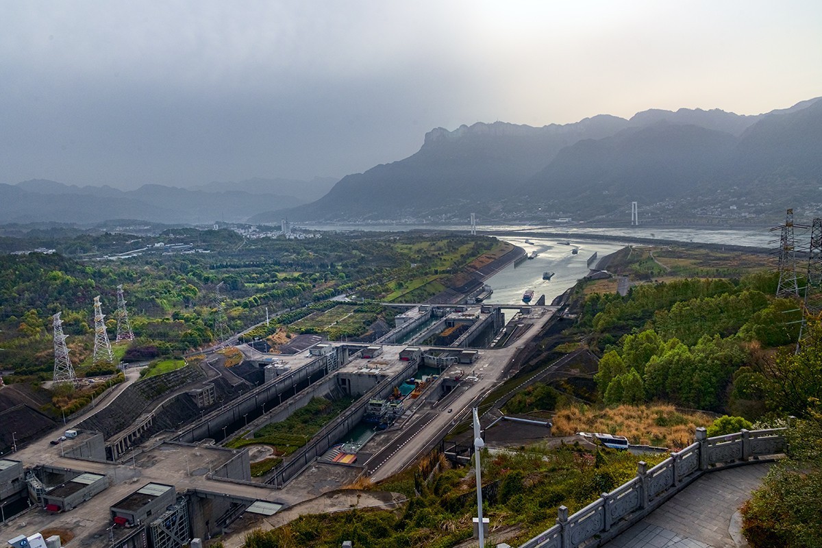 坝区侧影