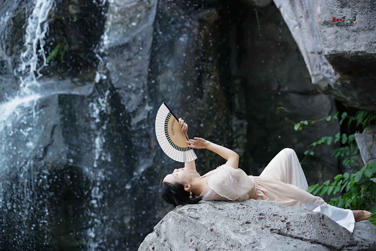 【瀑布下睡美人】---佳佳