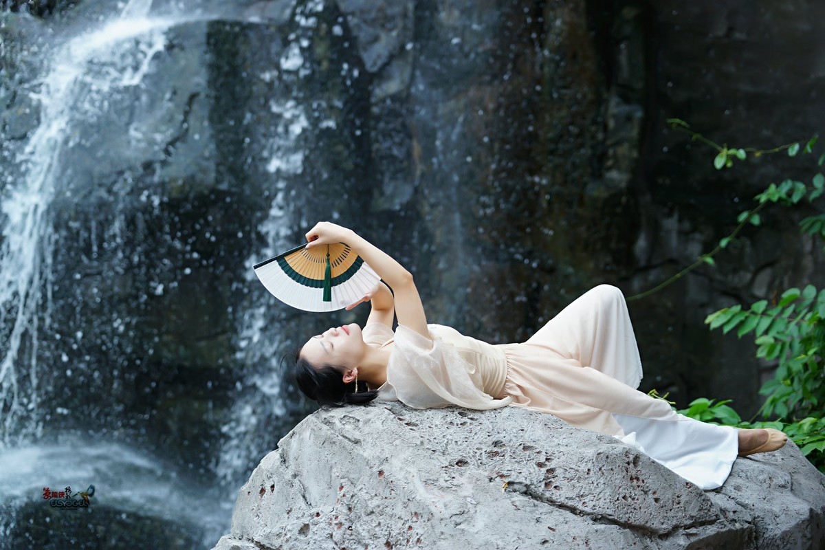 【瀑布下睡美人】---佳佳