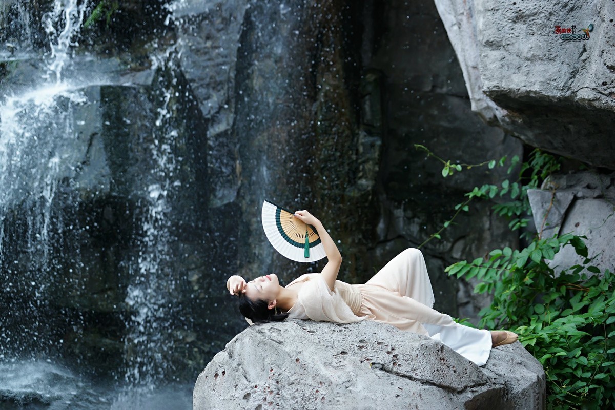 【瀑布下睡美人】---佳佳