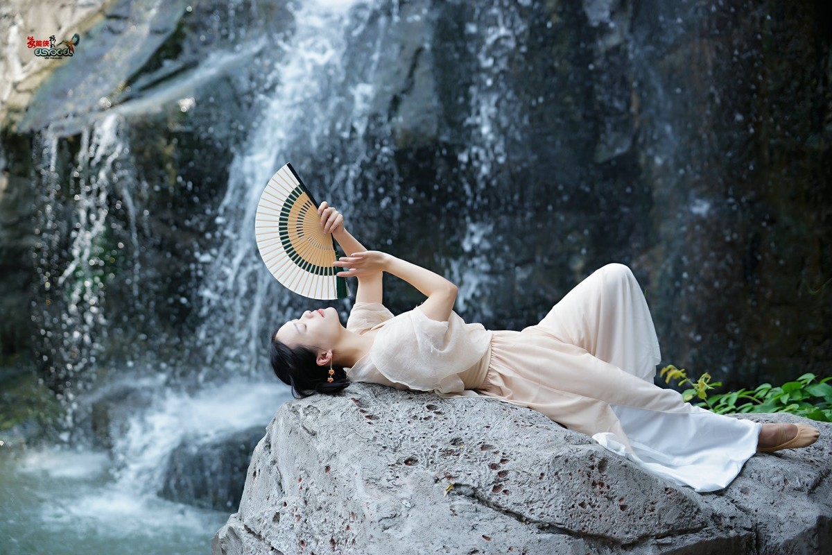 【瀑布下睡美人】---佳佳
