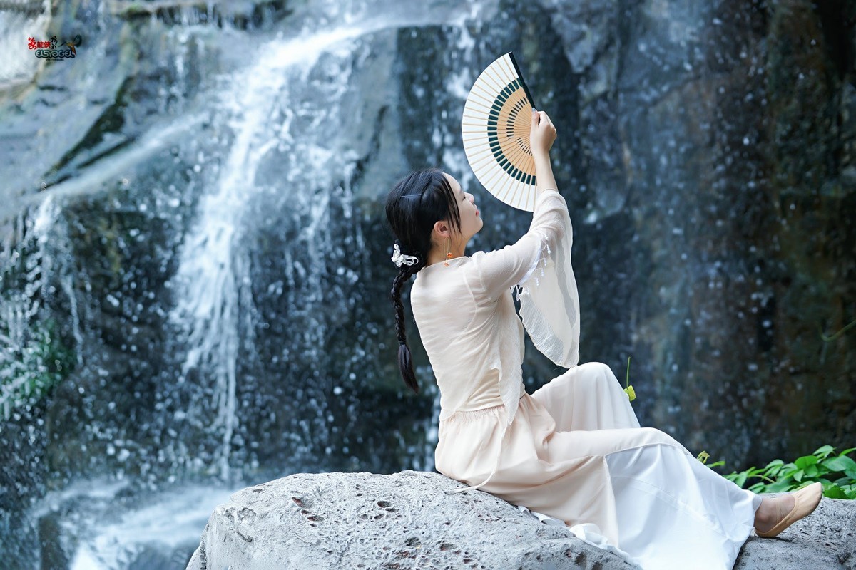 【瀑布下睡美人】---佳佳