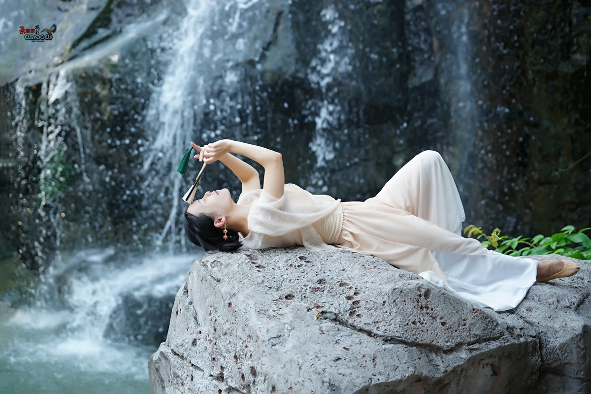 【瀑布下睡美人】---佳佳