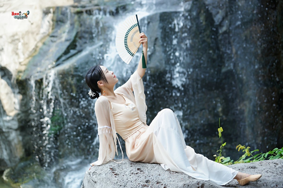 【瀑布下睡美人】---佳佳