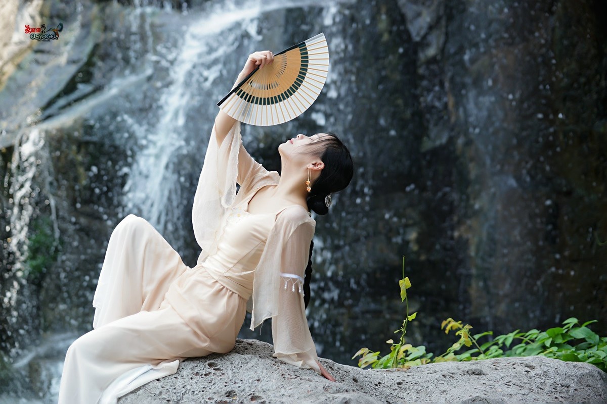 【瀑布下睡美人】---佳佳