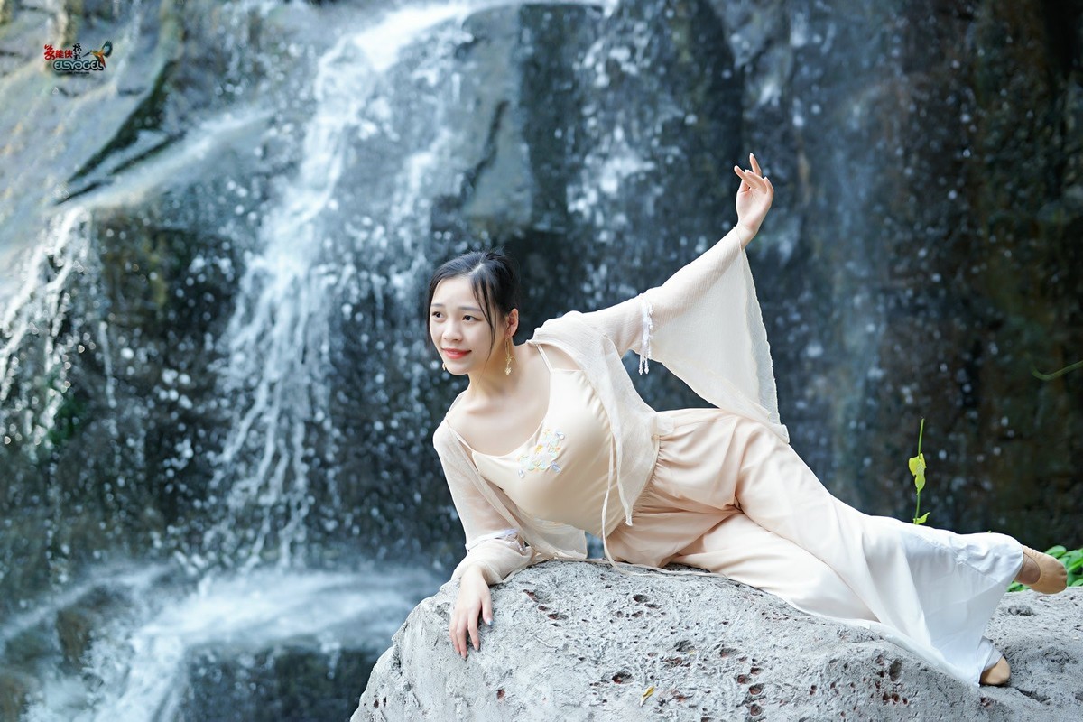 【瀑布下睡美人】---佳佳