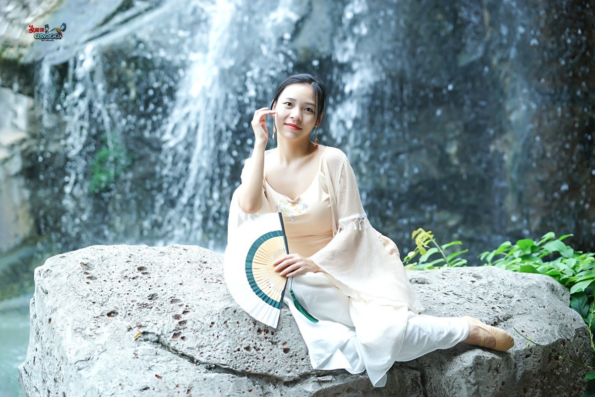 【瀑布下睡美人】---佳佳