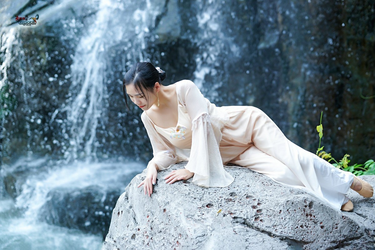 【瀑布下睡美人】---佳佳