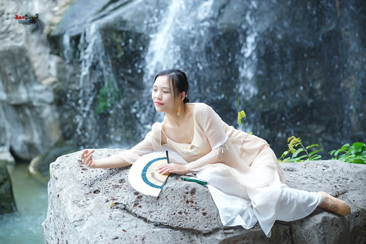 【瀑布下睡美人】---佳佳