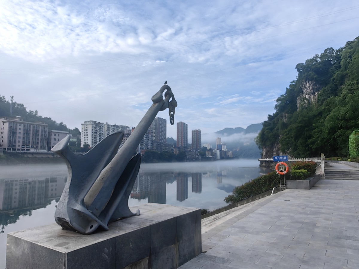 晨雾中的长阳清江