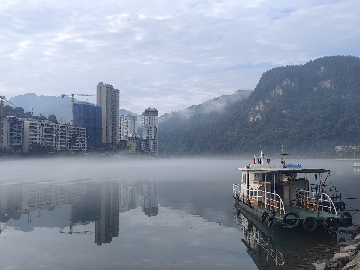 晨雾中的长阳清江