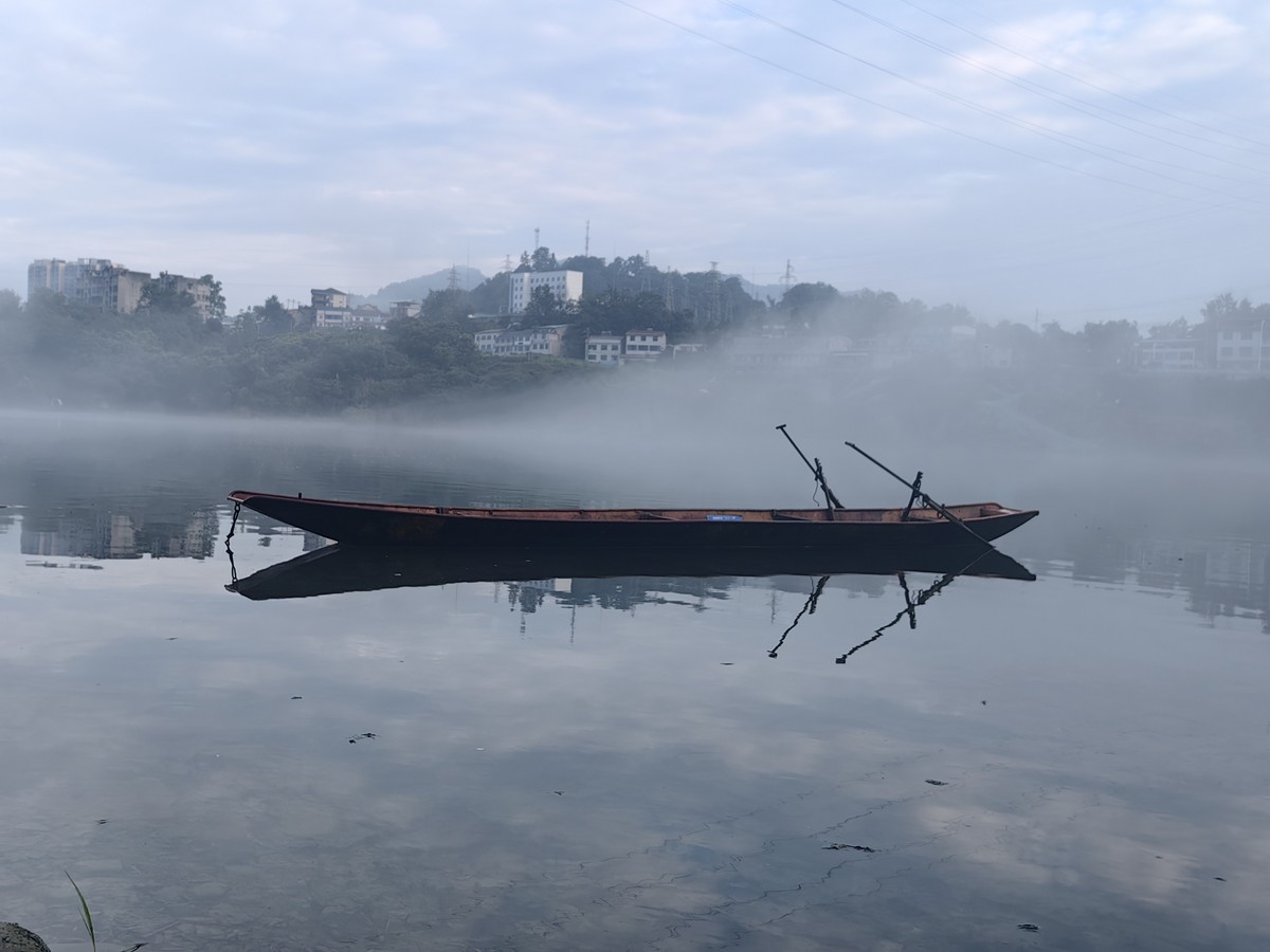晨雾中的长阳清江