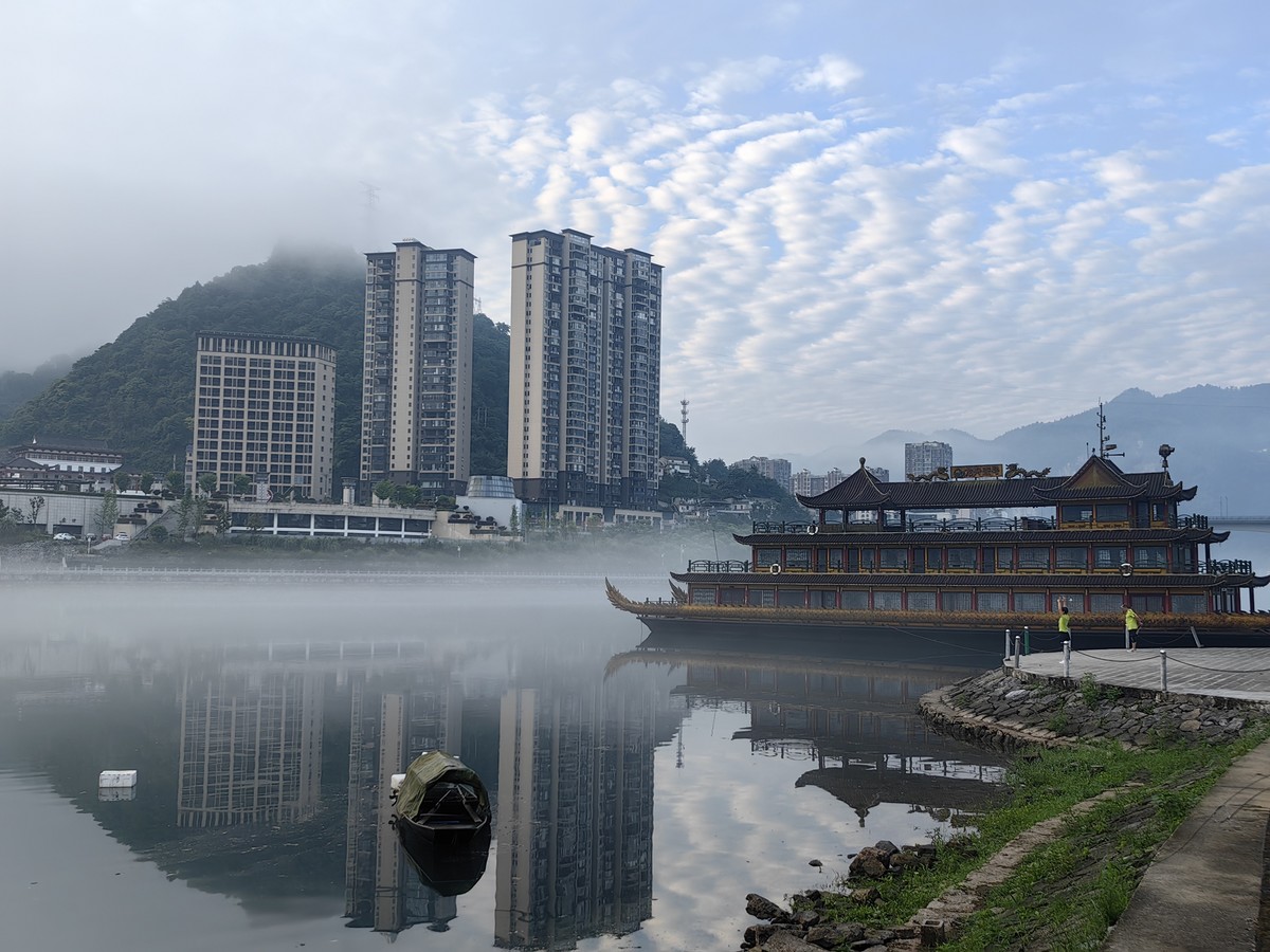 晨雾中的长阳清江