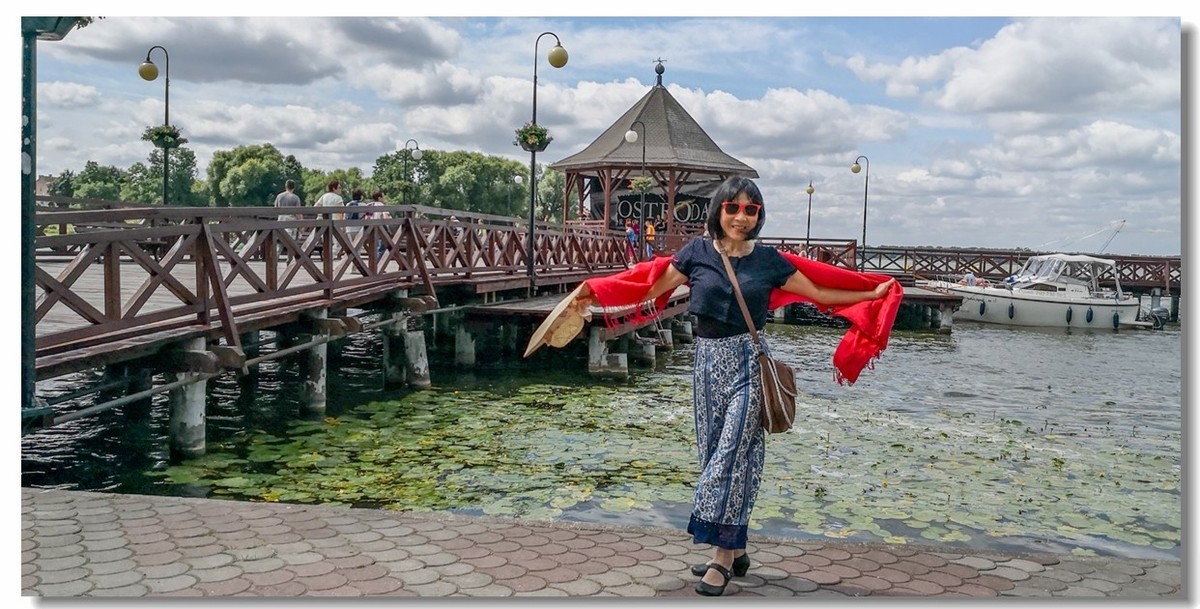 留影“奥斯特路达”（波兰）