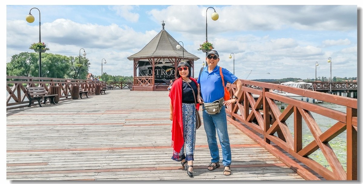 留影“奥斯特路达”（波兰）