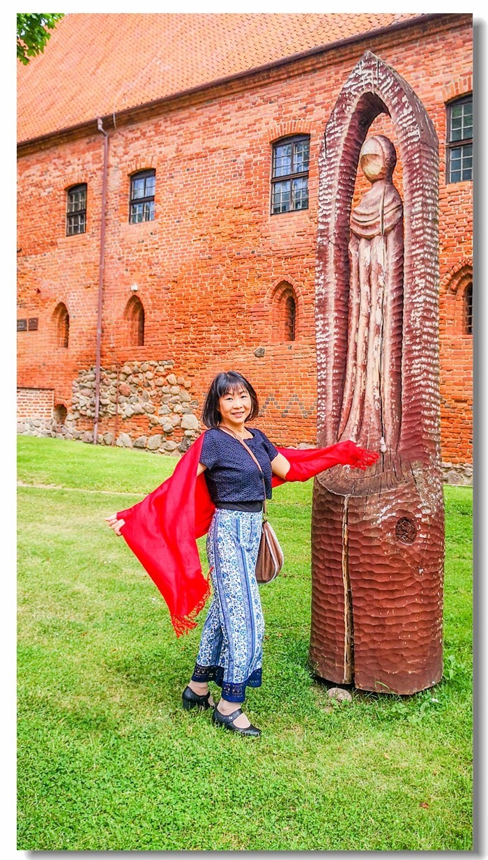 留影“奥斯特路达”（波兰）