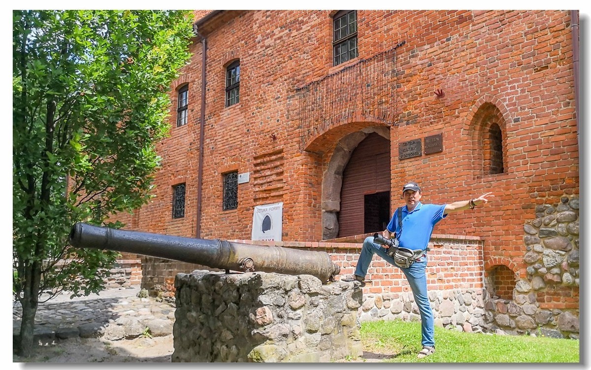 留影“奥斯特路达”（波兰）