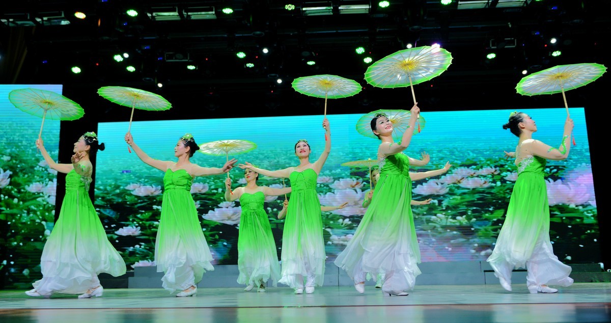 一组老年大学舞蹈团的精彩古风演出