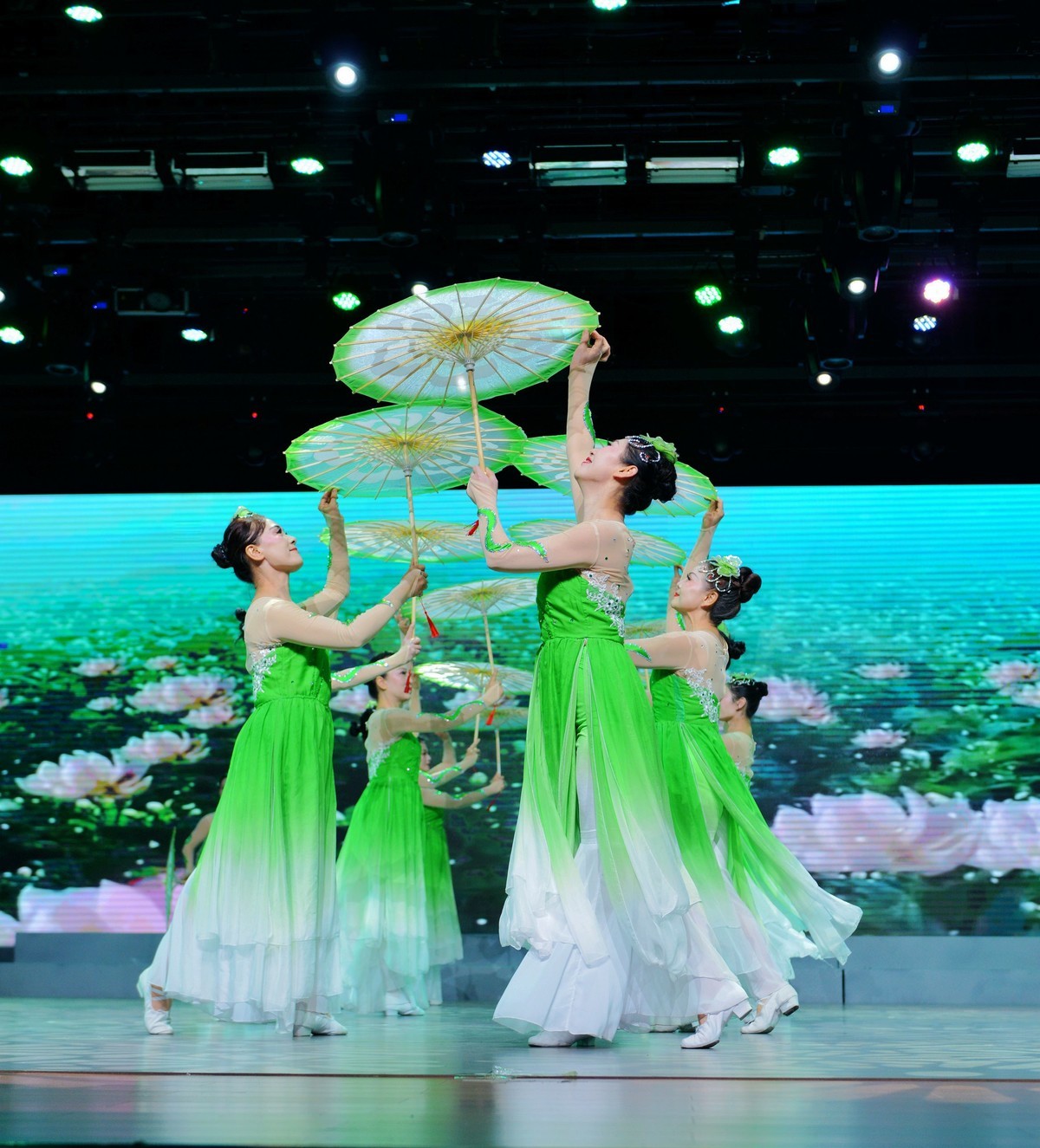 一组老年大学舞蹈团的精彩古风演出