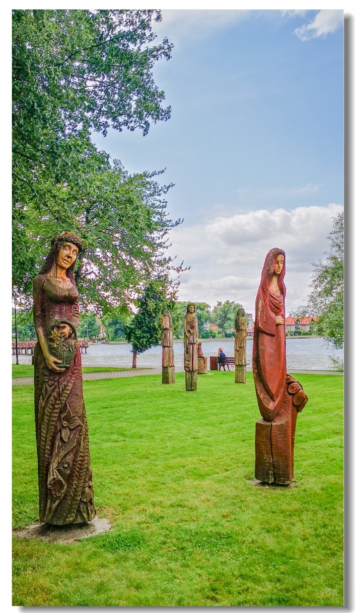 留影“奥斯特路达”（波兰）