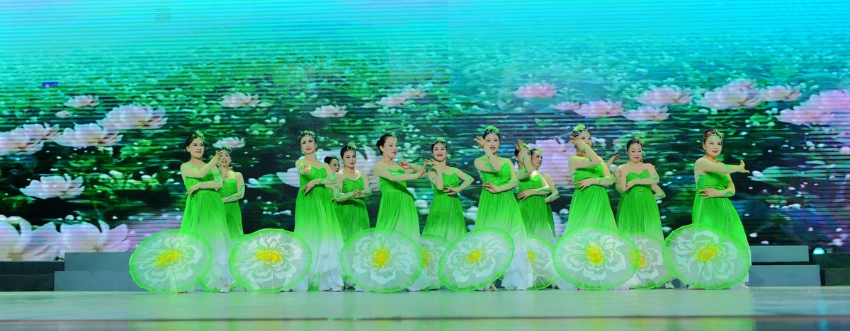 一组老年大学舞蹈团的精彩古风演出