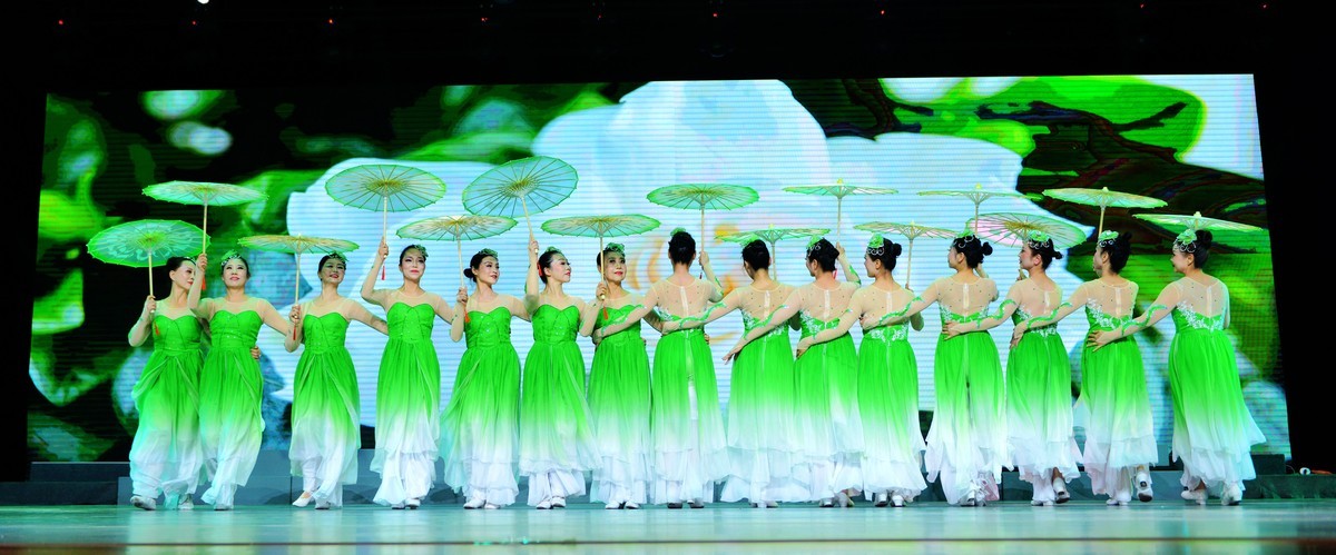 一组老年大学舞蹈团的精彩古风演出