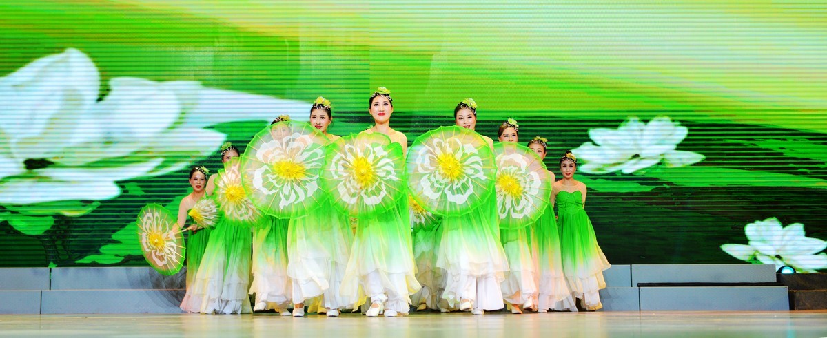 一组老年大学舞蹈团的精彩古风演出