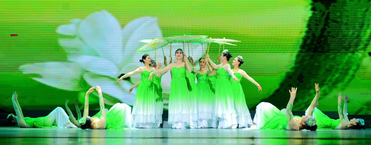 一组老年大学舞蹈团的精彩古风演出