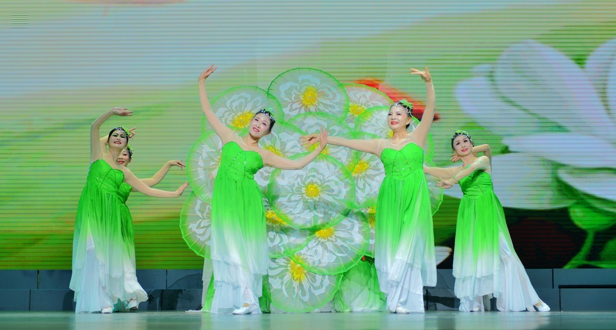 一组老年大学舞蹈团的精彩古风演出