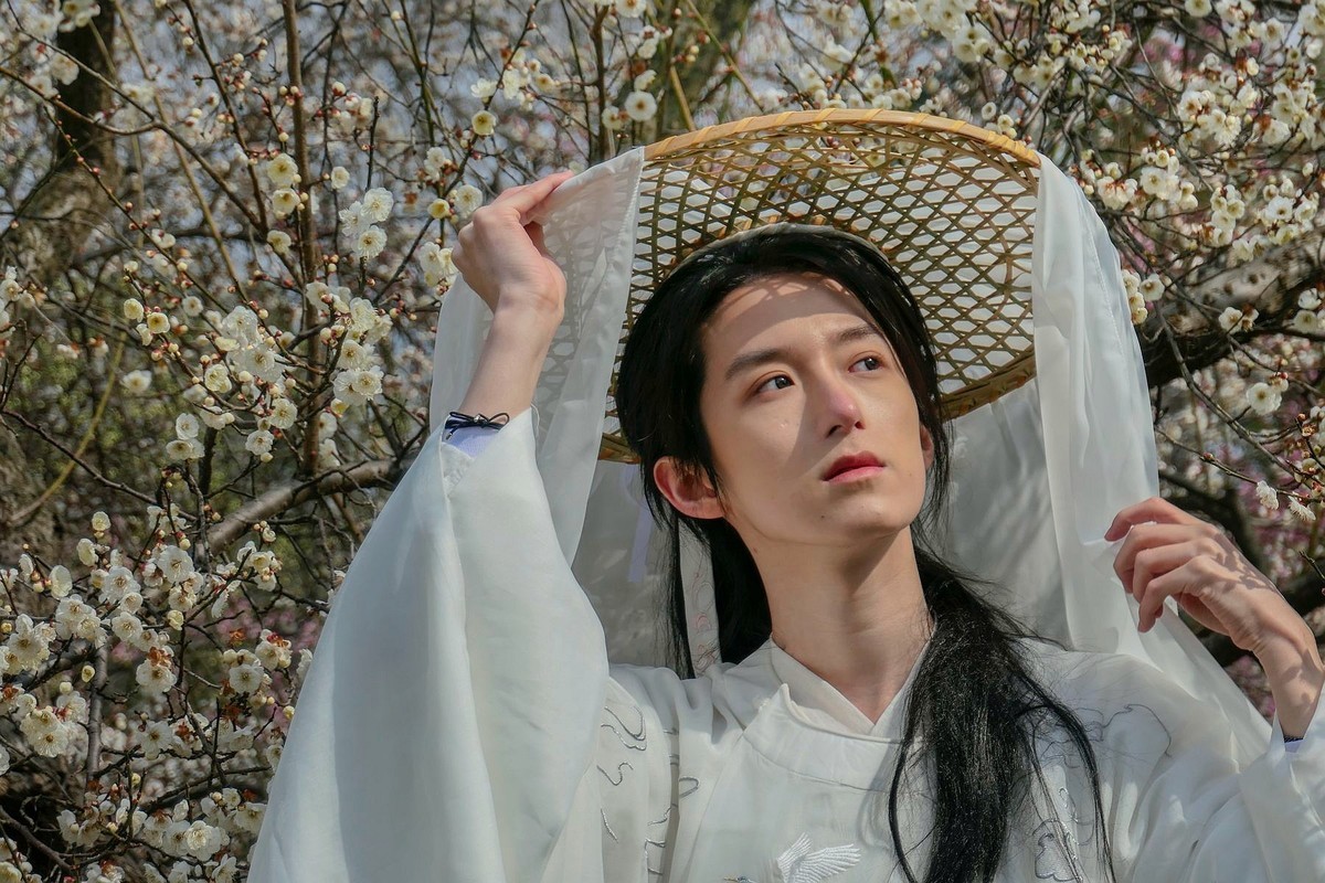 梅花树下拍友人