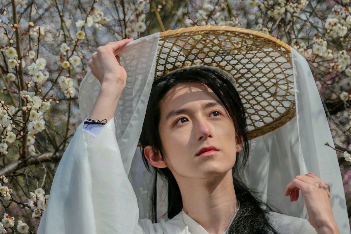 梅花树下拍友人