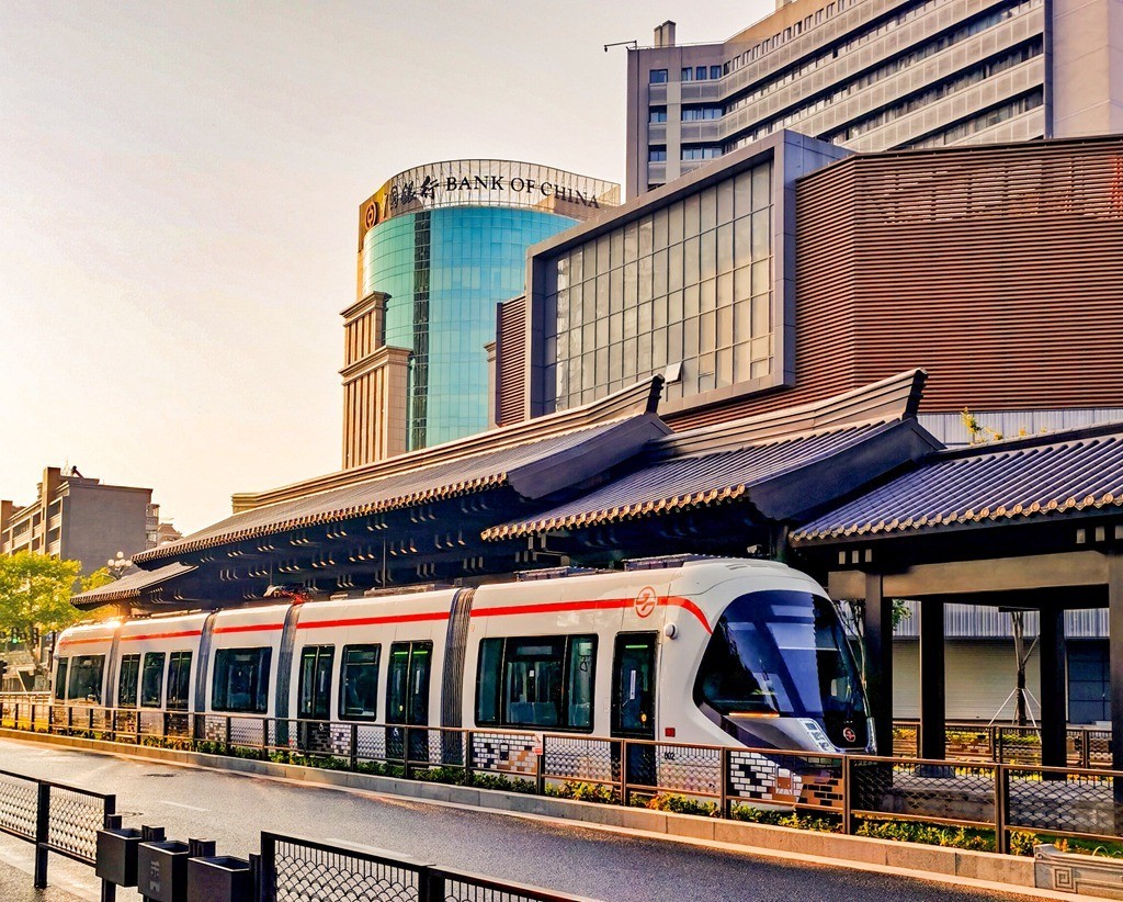 看看嘉兴市内的地面轨道一号线————高铁站与火车站之间的连接线