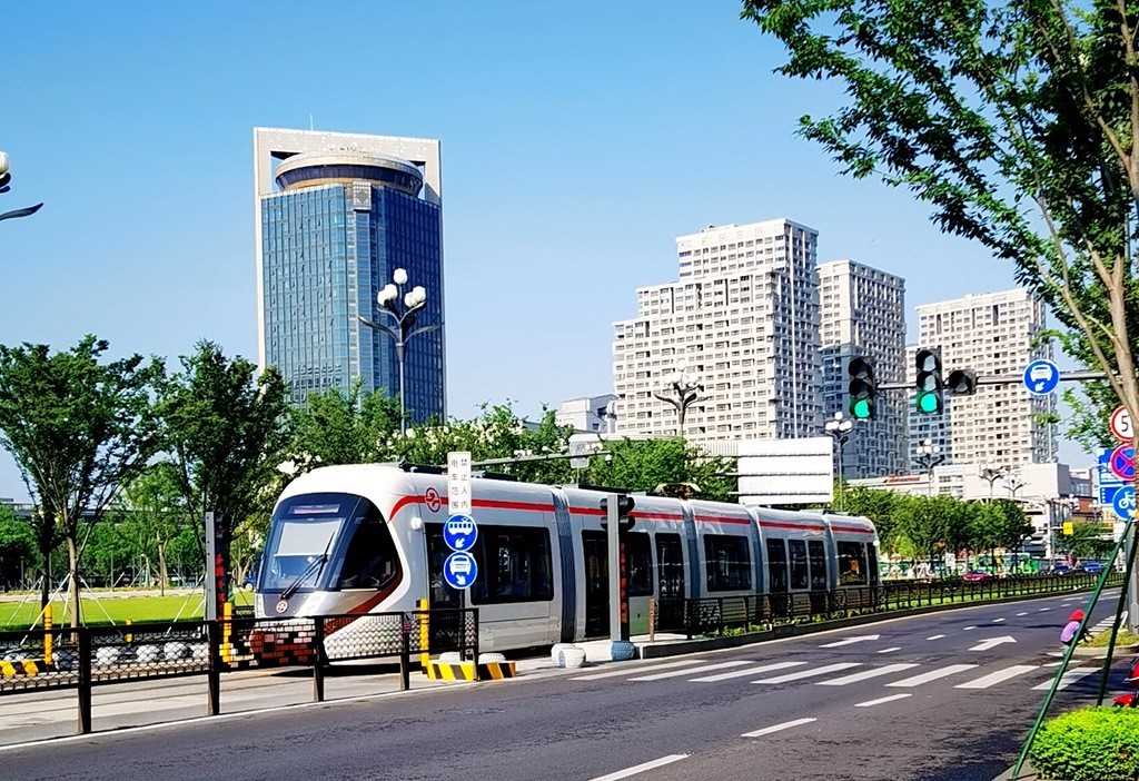 看看嘉兴市内的地面轨道一号线————高铁站与火车站之间的连接线