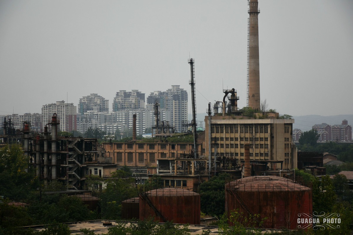 城市中的废墟工厂，也有点沧桑的美感