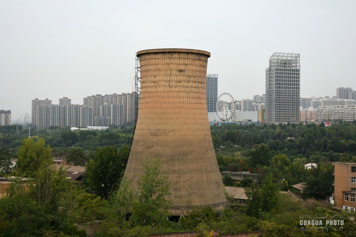 城市中的废墟工厂，也有点沧桑的美感