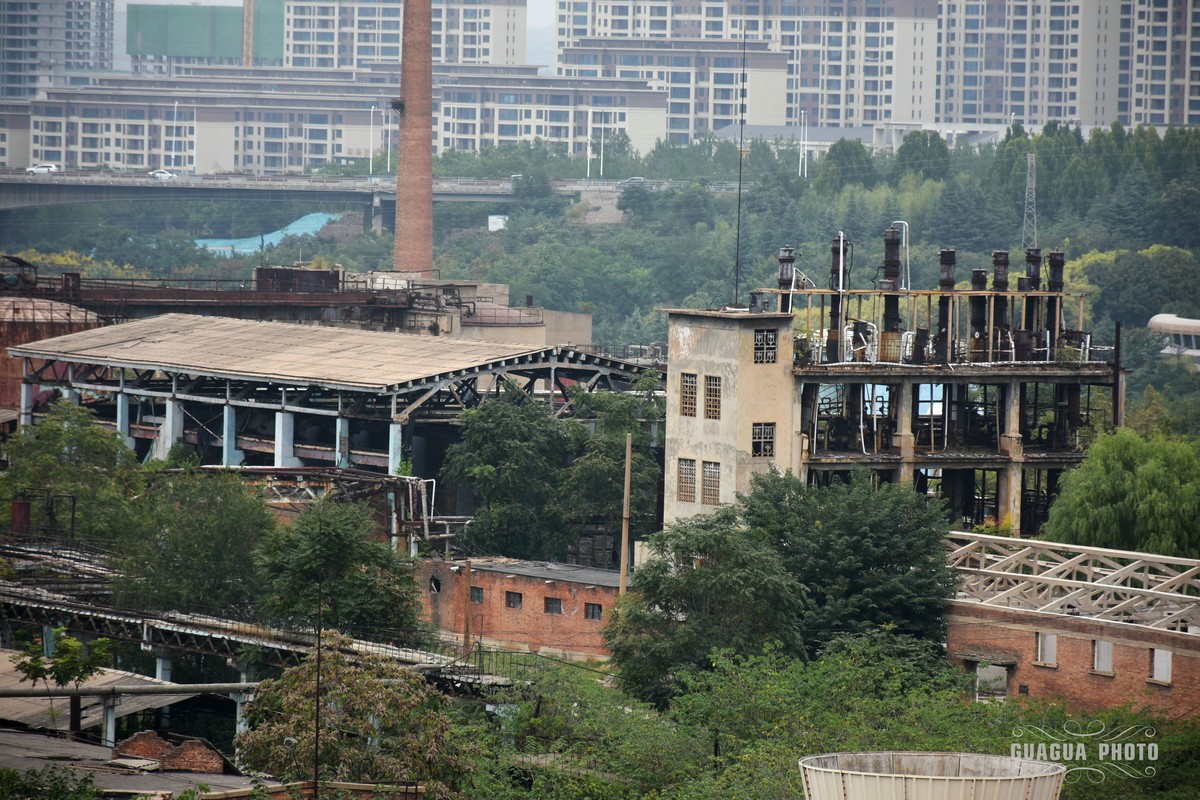 城市中的废墟工厂，也有点沧桑的美感