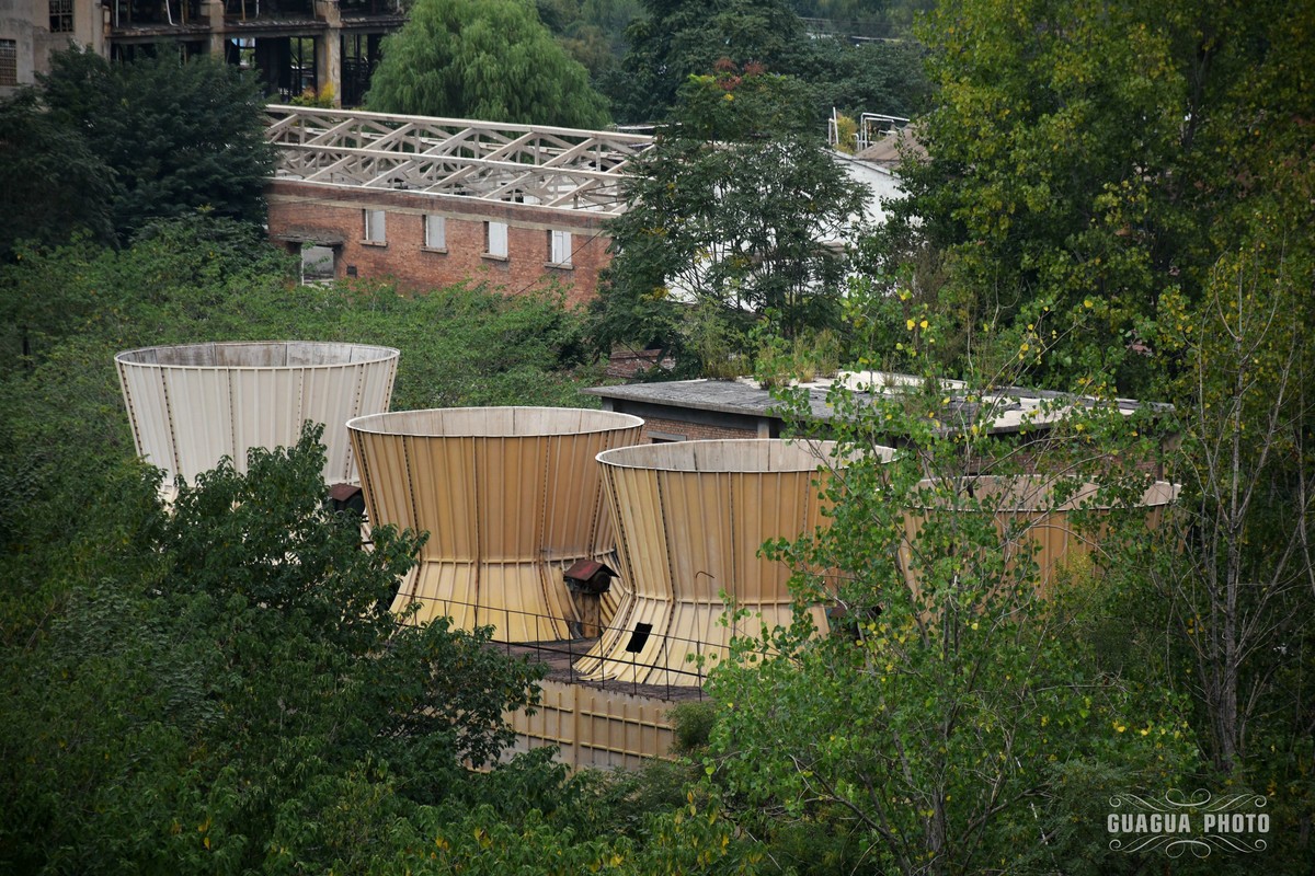 城市中的废墟工厂，也有点沧桑的美感