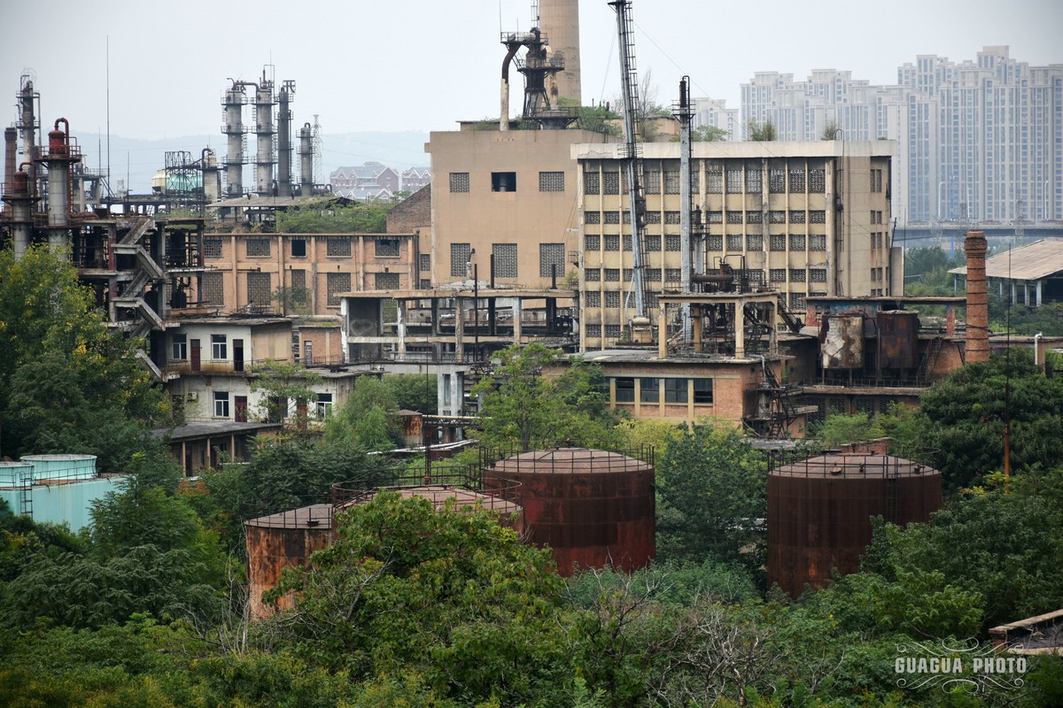 城市中的废墟工厂，也有点沧桑的美感