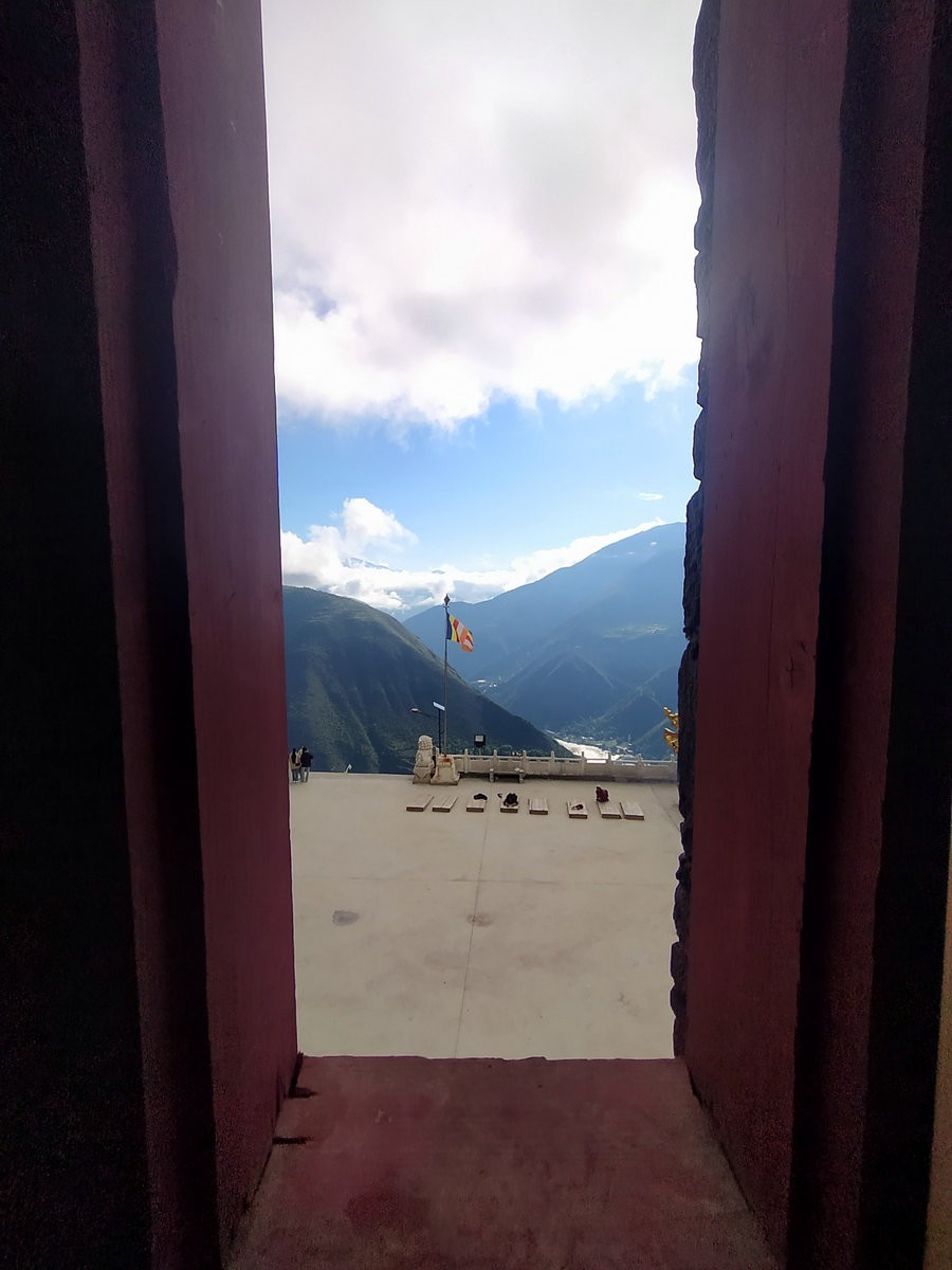 2023夏 黔赣鄂渝川（145）正殿朝拜观音菩萨